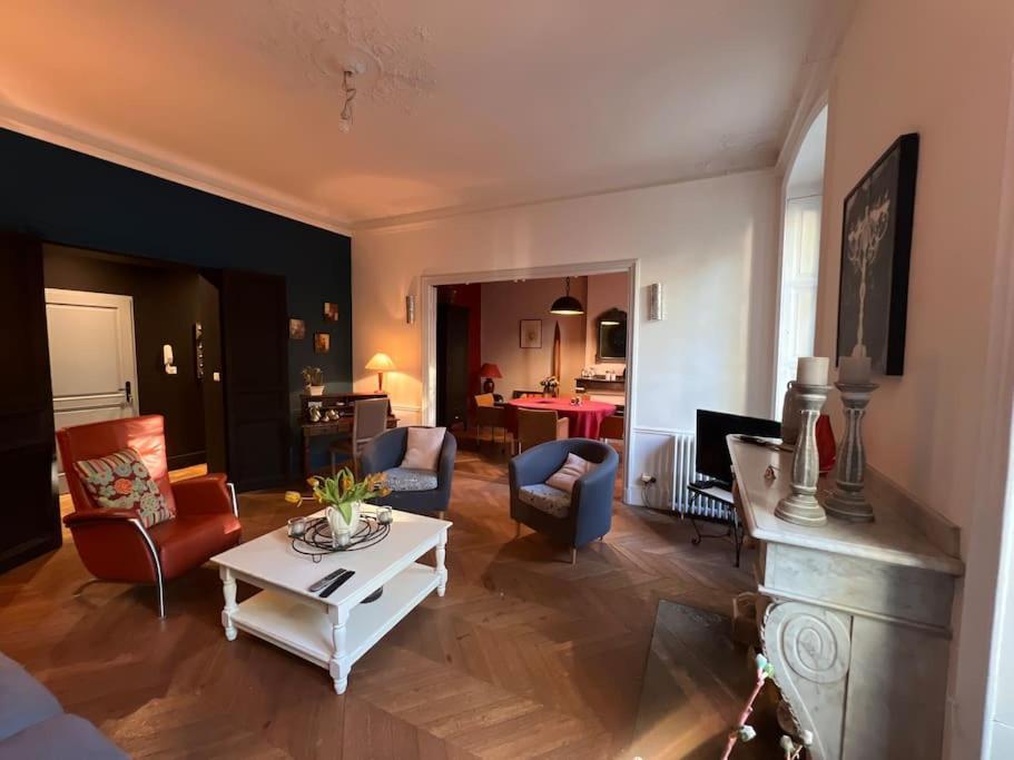Apartment Coeur De Ville, Garage Prive Et Gratuit Avec Terrasse ! *
