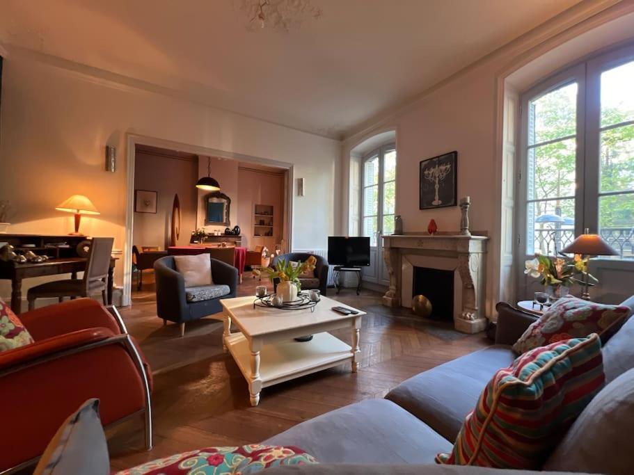 Coeur De Ville, Garage Prive Et Gratuit Avec Terrasse ! Apartment *